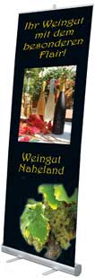 sogenannte Roll-Up Displays machen eine gute Figur an jedem Ort. Ob bei einer Messepräsentation, einem Vortrag oder einfach nur in Ihrem Eingangsbereich... RollUpDisplay